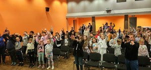 Zdjęcie kolorowe przedstawiające wydarzenie profilaktyczne &quot;Na zielonym świetle&quot;