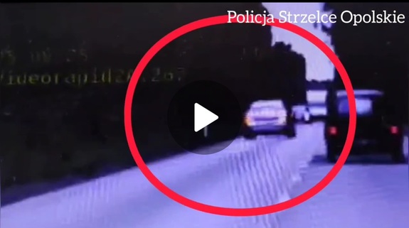 ekran wideorejstratora, na którym znajduje się samochód, który wyprzedza inne pojazdy