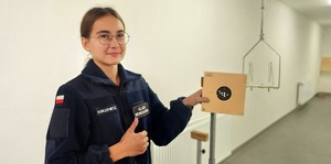 Zdjęcie kolorowe przedstawiające uczniów klas policyjnych.