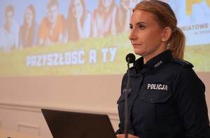 Zdjęcie: Policjantka przy mównicy.