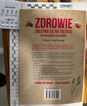 Zdjęcie kolorowe przedstawiające książkę oraz tester narkotykowy