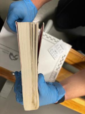 Zdjęcie kolorowe przedstawiające książkę oraz tester narkotykowy