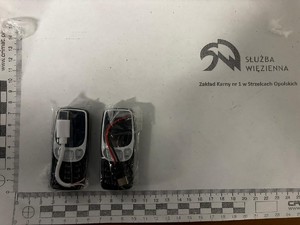 Zdjęcie przedstawia zapakowane foli telefony komórkowe.