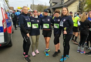 Zdjęcie przedstawia strzeleckie policjantki podczas biegu św. Marcina.