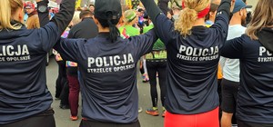 Zdjęcie przedstawia strzeleckie policjantki podczas biegu św. Marcina.