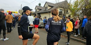 Zdjęcie przedstawia strzeleckie policjantki podczas biegu św. Marcina.