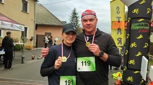 Zdjęcie przedstawia strzeleckie policjantki podczas biegu św. Marcina.