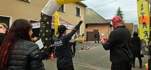 Zdjęcie przedstawia strzeleckie policjantki podczas biegu św. Marcina.