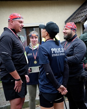 Zdjęcie przestawia policjantów z KPP Strzelce Opolskie oraz SPPP Opole podczas biegu św. Marcina.