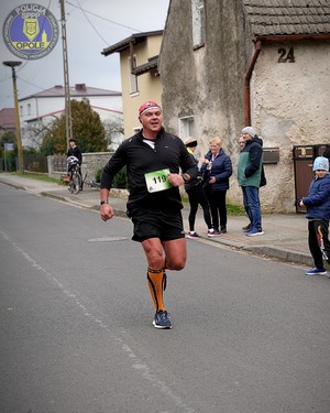 Zdjęcie przestawia policjantów z KPP Strzelce Opolskie oraz SPPP Opole podczas biegu św. Marcina.