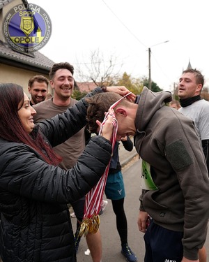 Zdjęcie przestawia policjantów z KPP Strzelce Opolskie oraz SPPP Opole podczas biegu św. Marcina.