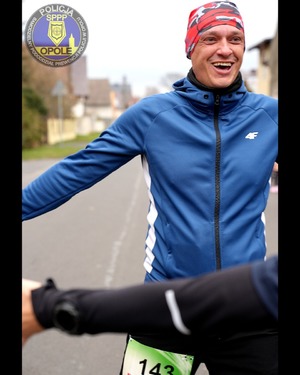 Zdjęcie przestawia policjantów z KPP Strzelce Opolskie oraz SPPP Opole podczas biegu św. Marcina.