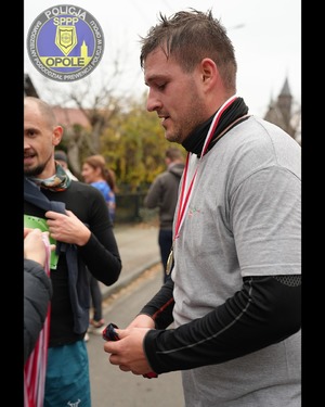 Zdjęcie przestawia policjantów z KPP Strzelce Opolskie oraz SPPP Opole podczas biegu św. Marcina.