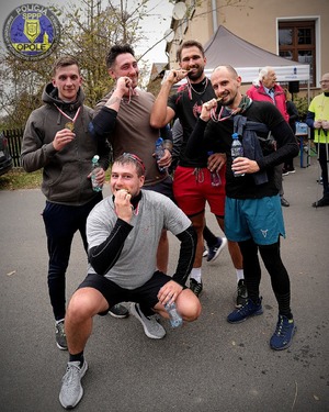 Zdjęcie przestawia policjantów z KPP Strzelce Opolskie oraz SPPP Opole podczas biegu św. Marcina.