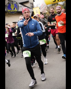 Zdjęcie przestawia policjantów z KPP Strzelce Opolskie oraz SPPP Opole podczas biegu św. Marcina.