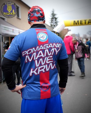 Zdjęcie przestawia policjantów z KPP Strzelce Opolskie oraz SPPP Opole podczas biegu św. Marcina.