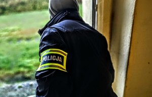 Zdjęcie przedstawia ramię policjantka kryminalnego.