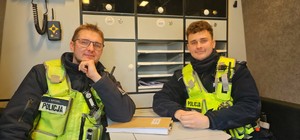 Zdjęcie przedstawia dwóch policjantów.
