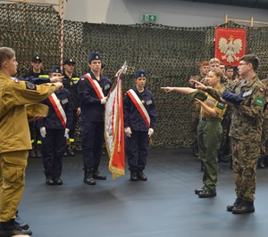 Zdjęcie przestawia ślubowanie klas mundurowych.