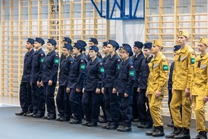 Zdjęcie przestawia ślubowanie klas mundurowych.