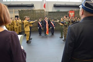 Zdjęcie przestawia ślubowanie klas mundurowych.