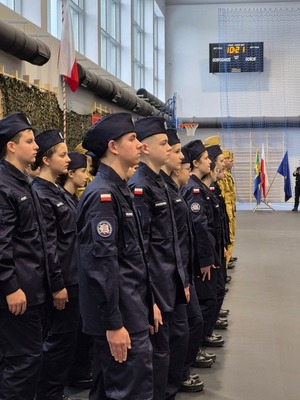 Zdjęcie przestawia ślubowanie klas mundurowych.