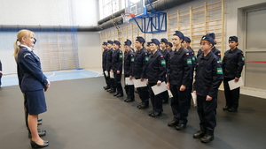 Zdjęcie przestawia ślubowanie klas mundurowych.