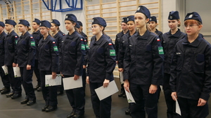 Zdjęcie przestawia ślubowanie klas mundurowych.