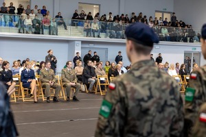 Zdjęcie przestawia ślubowanie klas mundurowych.