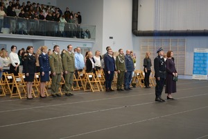 Zdjęcie przestawia ślubowanie klas mundurowych.