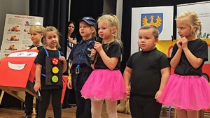 Zdjęcie przedstawia gale zakończenia programu &quot;Przedszkolak ratuje&quot;