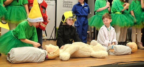 Zdjęcie przedstawia gale zakończenia programu &quot;Przedszkolak ratuje&quot;