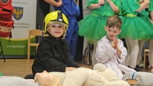 Zdjęcie przedstawia gale zakończenia programu &quot;Przedszkolak ratuje&quot;