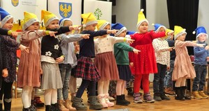 Zdjęcie przedstawia gale zakończenia programu &quot;Przedszkolak ratuje&quot;