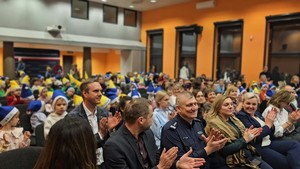 Zdjęcie przedstawia gale zakończenia programu &quot;Przedszkolak ratuje&quot;