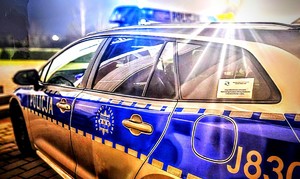 Zdjęcie przedstawia radiowóz.