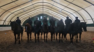 Zdjęcie przedstawia wizytę klas mundurowych w Ogniwie Konnym Wydziału Prewencji KMP w Częstochowie.