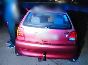 Zdjęcie przestawia zatrzymanego kierowcę bez uprawnień.