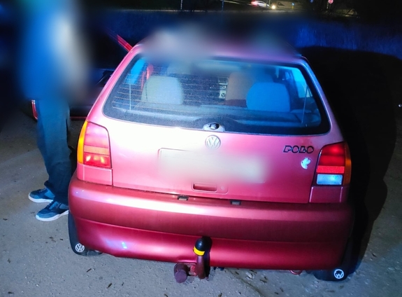 Zdjęcie przestawia zatrzymanego kierowcę bez uprawnień.