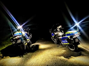 Zdjęcie przedstawia dwa policyjne motocykle.