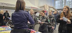 Zdjęcie przedstawiają targi mundurowe.