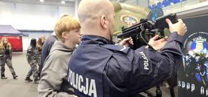 Zdjęcia przedstawiają targi mundurowe.