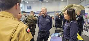 Zdjęcia przedstawiają targi mundurowe.