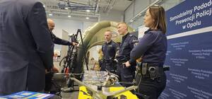 Zdjęcia przedstawiają targi mundurowe.