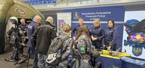 Zdjęcia przedstawiają targi mundurowe.