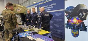 Zdjęcia przedstawiają targi mundurowe.