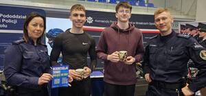 Zdjęcia przedstawiają targi mundurowe.