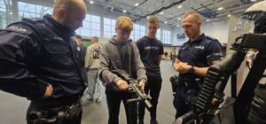 Zdjęcia przedstawiają targi mundurowe.