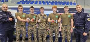 Zdjęcia przedstawiają targi mundurowe.