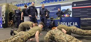 Zdjęcia przedstawiają targi mundurowe.